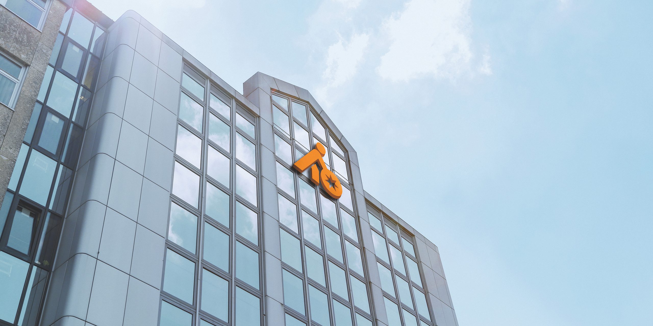Hoffmanns bygning med logo på facaden