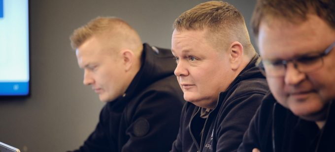 Apento-konsulenter arbejder sammen ved et mødebord