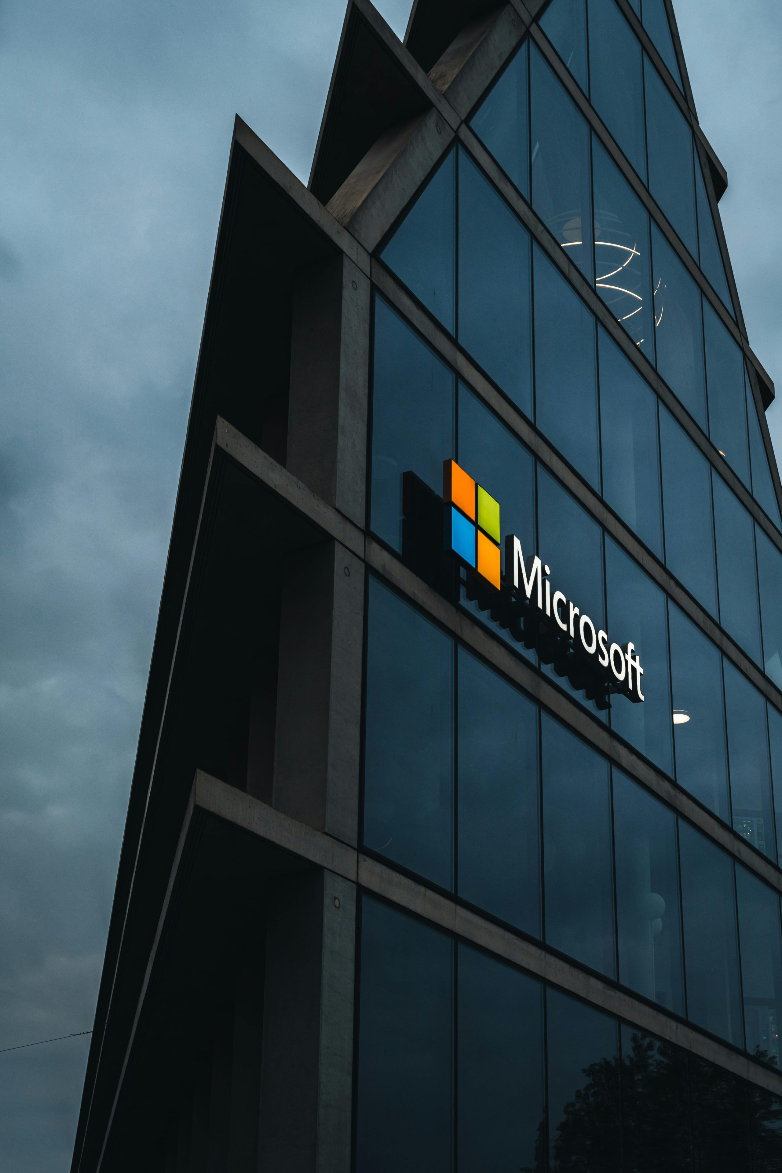 Microsoft-logo på facade af kontorbygning