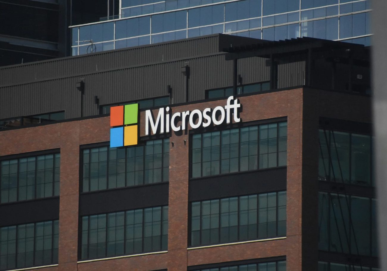 Microsoft-logo på facade af kontorbygning