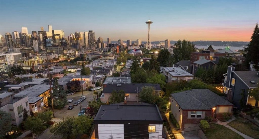Udsigt over Seattle med Space Needle i baggrunden