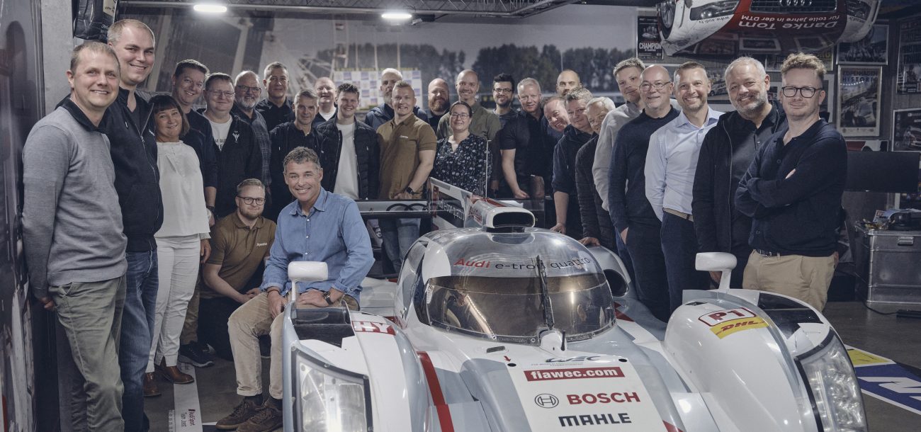Apentos team samlet ved Tom Kristensens Audi-racerbil