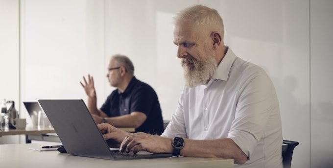 Apento-konsulent arbejder ved en bærbar computer under et møde