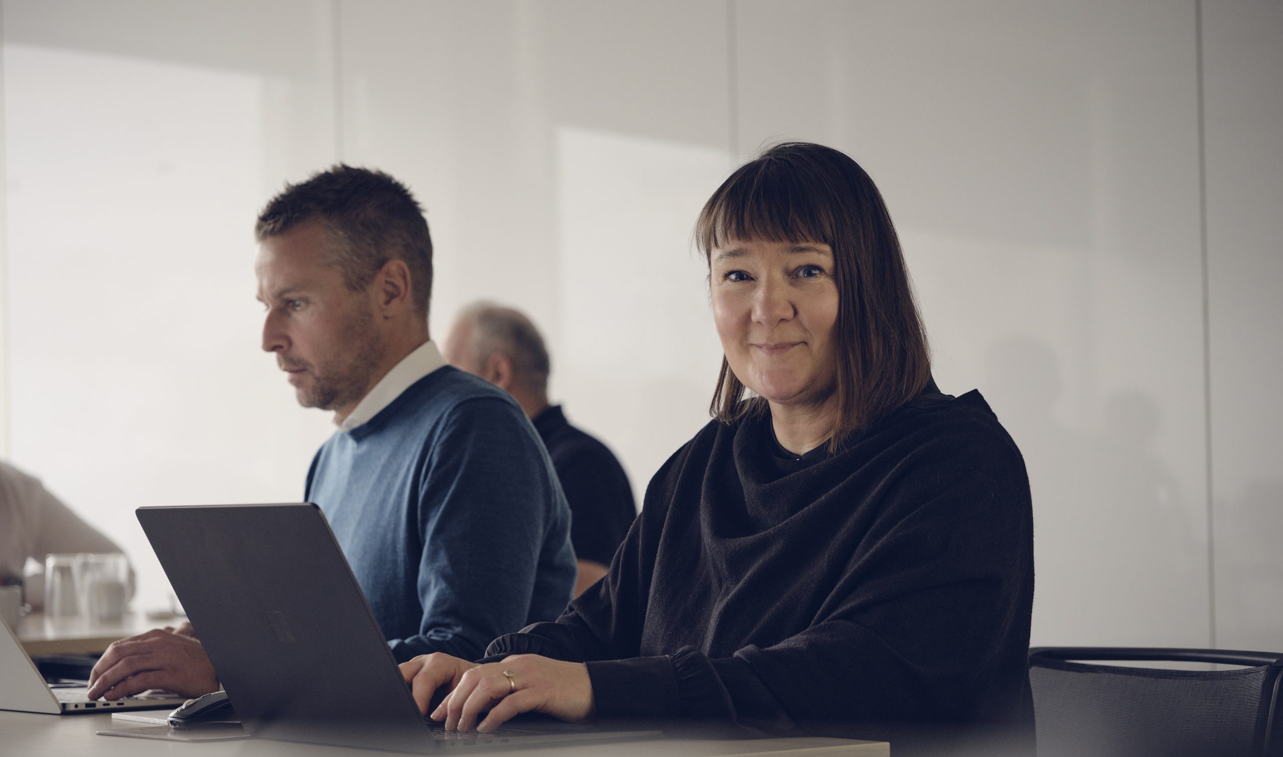 Apento-medarbejdere arbejder ved bærbare computere