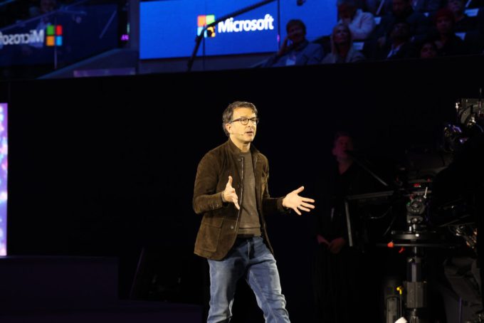 Oplægsholder på scenen under Microsoft Ignite 2025