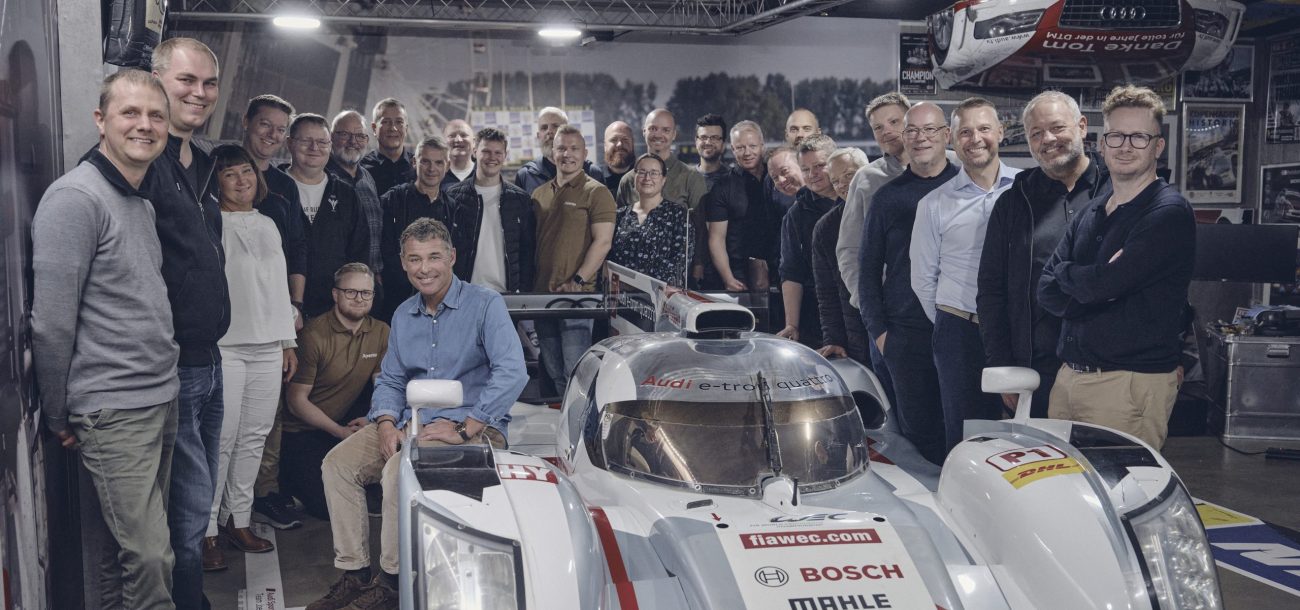 Apentos team samlet ved Tom Kristensens Audi-racerbil