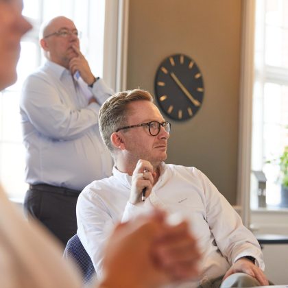 Deltagere lytter under et fagligt møde hos Apento