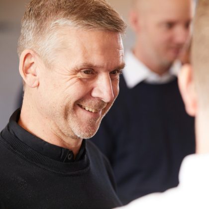 Apento-konsulent i samtale under et møde
