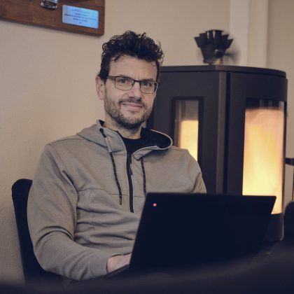Apento-konsulent arbejder med analyse ved en bærbar computer