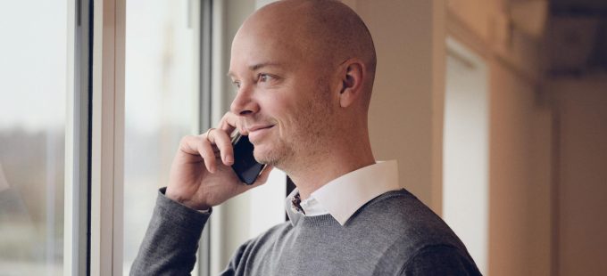 Apento-medarbejder taler i telefon ved et vindue