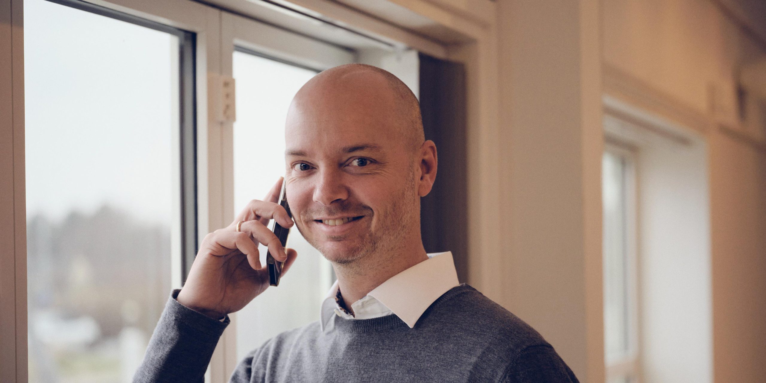 Apento-medarbejder taler i telefon