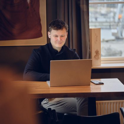 Apento-konsulent arbejder ved en bærbar computer