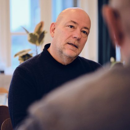 Apento-konsulent i dialog under et møde