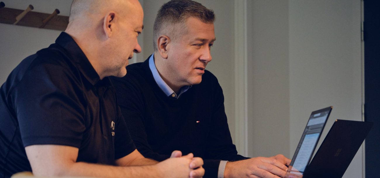 To Apento-konsulenter gennemgår indhold på en bærbar computer
