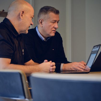 To Apento-konsulenter gennemgår indhold på en bærbar computer