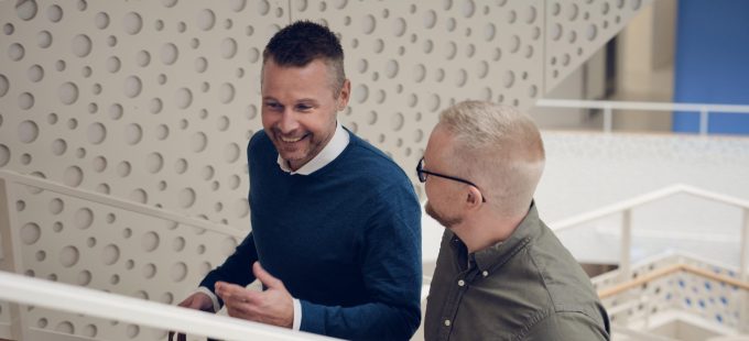 To Apento-konsulenter i samtale på en trappe
