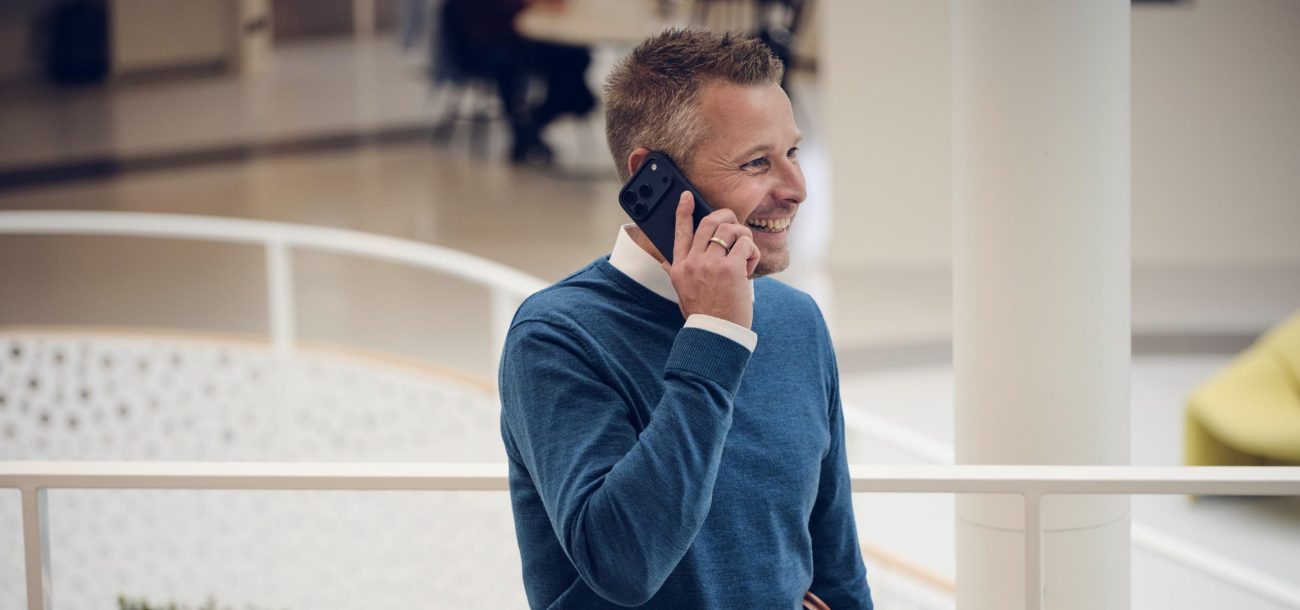 Apento-medarbejder taler i telefon