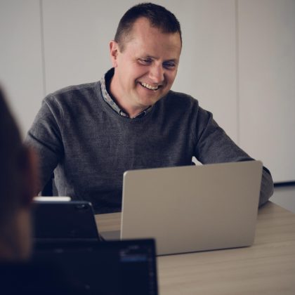 Apento-konsulent arbejder ved en bærbar computer