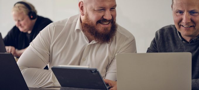 Apento-konsulenter gennemgår data ved en bærbar computer