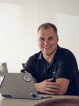 Apento-konsulent arbejder ved en bærbar computer