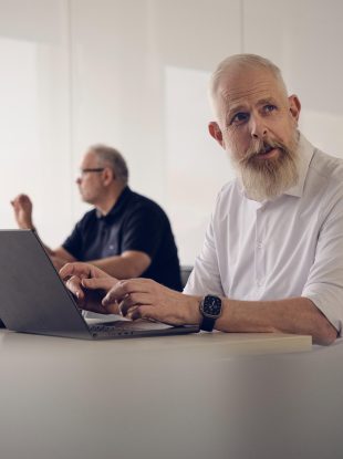 Apento-konsulent deltager i møde med bærbar computer