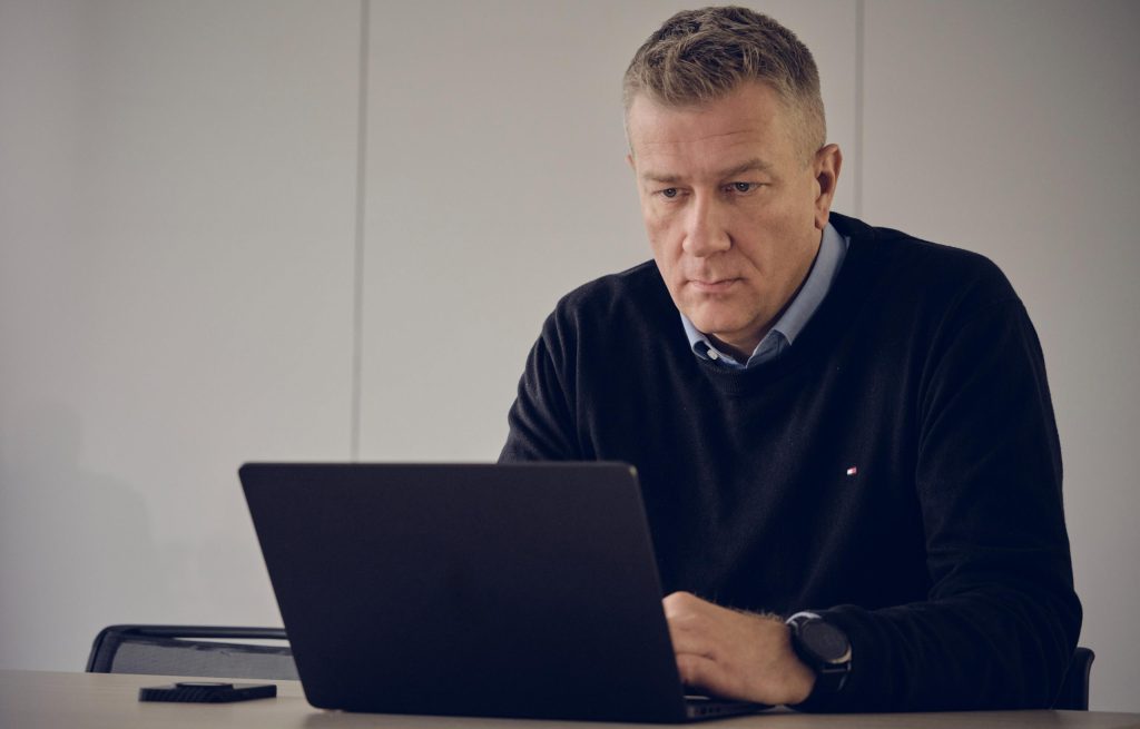 Apento-konsulent arbejder ved en bærbar computer